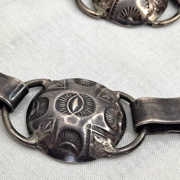 VINTAGE ~ AUTHENTIC CONCHO BELT ~ TEPEES & SUNBURSTS ~ 44.5" ~ OLD PAWN SILVER - Picture 5 of 14